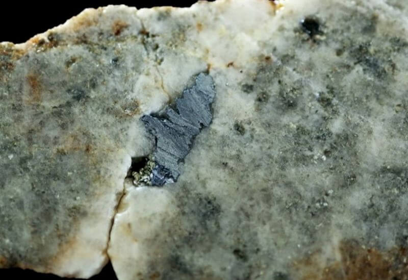 Sujung_Molybdenite_in_milky_vein